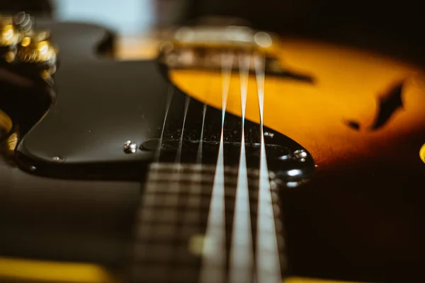 Close Uma Guitarra Madeira Mesa — Fotografia de Stock