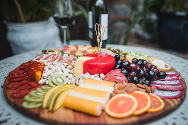 Closeup Shot Delicious Charcuterie Board Cheeses Fruits — Stock Photo, Image