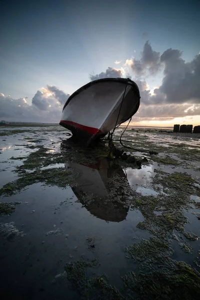 Een Verticaal Lage Hoek Van Een Boot Een Kust Met — Stockfoto