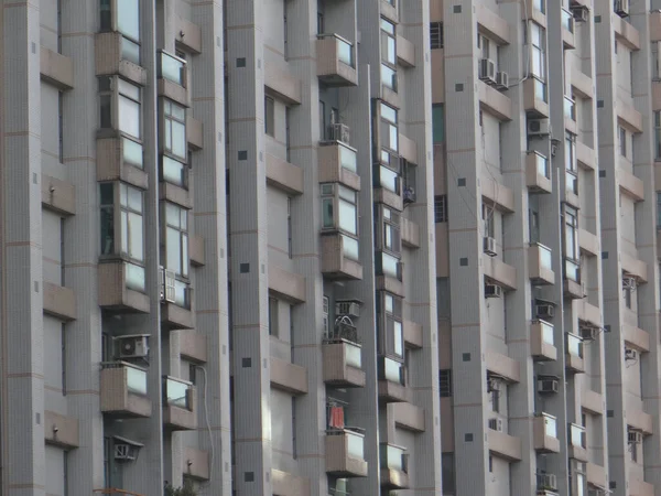 Nahaufnahme Eines Grauen Gebäudes Mit Balkonen — Stockfoto