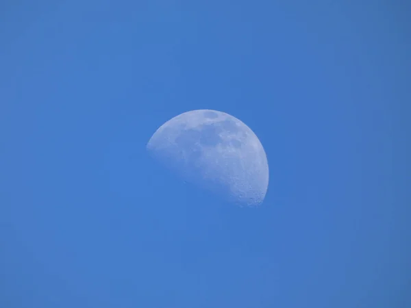 Ein Schöner Blick Auf Den Mond Blauen Himmel — Stockfoto