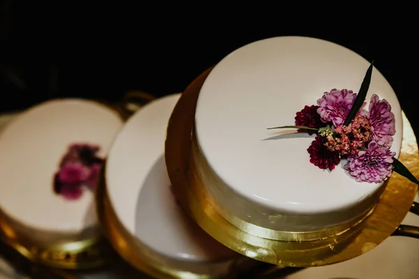 Egy Lila Virágokkal Díszített Esküvői Torta Csúcsképe — Stock Fotó