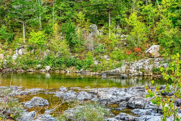 Uma Pequena Lagoa Cercada Por Rochas Vegetação Durante Dia Perfeito — Fotografia de Stock