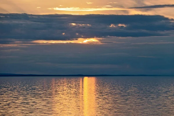 海の上で劇的な夕日の空の魅惑的なショット — ストック写真