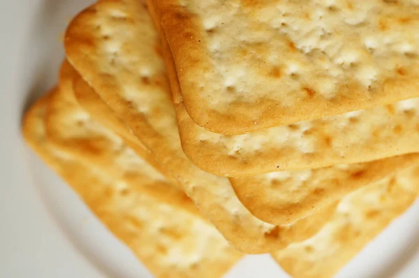 Een Bovenste Uitzicht Close Van Gezonde Gezouten Crackers Een Witte — Stockfoto