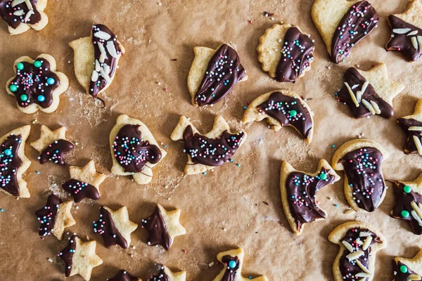 Top View Skott Läckra Julkakor Med Choklad Glasyr Och Strössel — Stockfoto