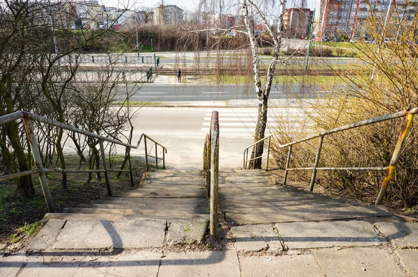 Taştan Yapılmış Merdiven Manzarası Paslı Eski Metal Tırabzanlar Aşağıya Iniyor — Stok fotoğraf