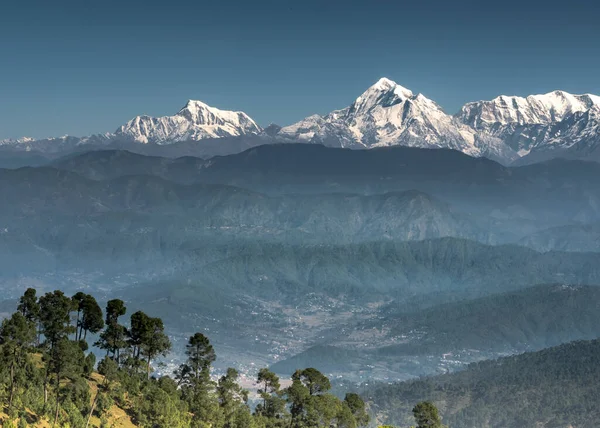Een Landschap Uitzicht Himalaya Bergketens Een Heldere Lucht Achtergrond — Stockfoto