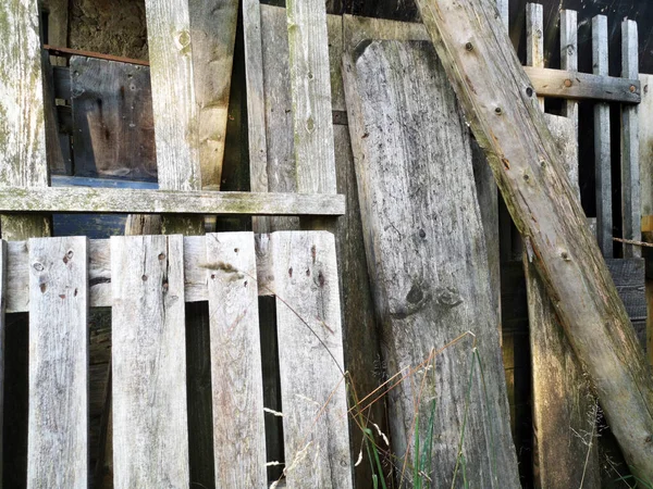 一个有木制物品的农村仓库 — 图库照片
