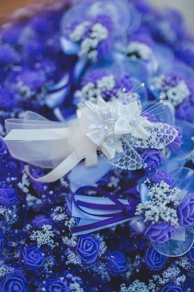 Een Close Van Decoratieve Mooie Bruiloft Souvenirs Blauwe Rozen — Stockfoto