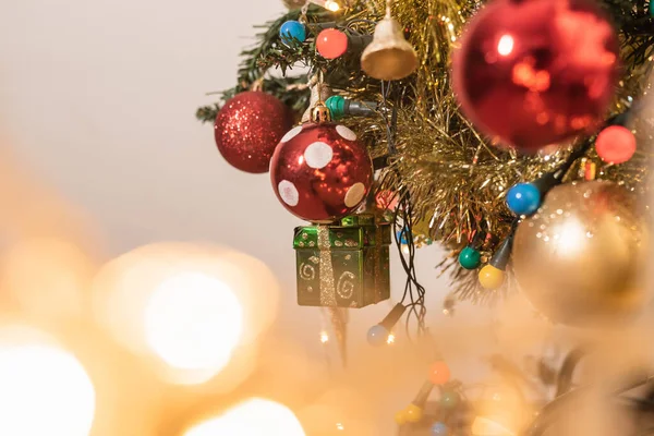 Ένα Κοντινό Πλάνο Όμορφα Κρεμαστά Στολίδια Ένα Χριστουγεννιάτικο Δέντρο — Φωτογραφία Αρχείου