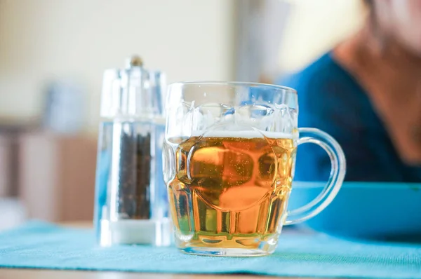 ビールとグラスカップの選択的フォーカスショット — ストック写真