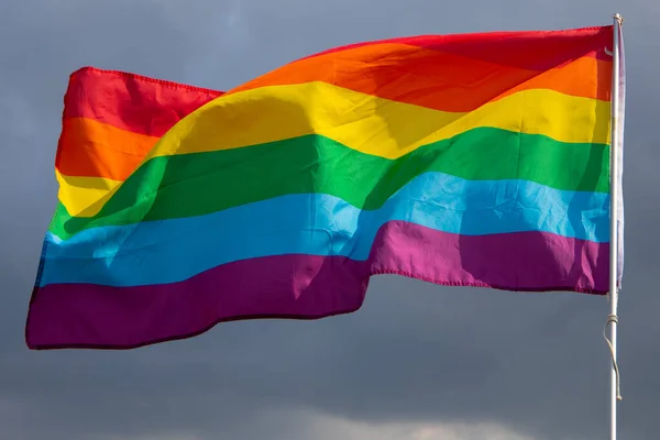 Una Bandera Arco Iris Fondo Del Cielo — Foto de Stock