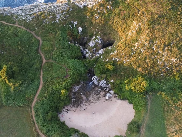 Légi Kilátás Egy Gyönyörű Strand Körül Hegyek Asturias Spanyolország — Stock Fotó