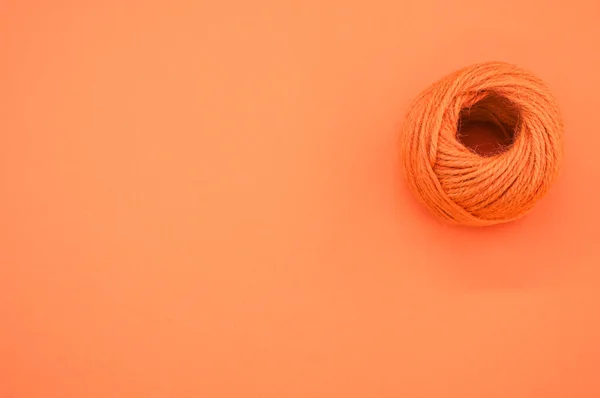 Помаранчева Кулька Пряжі Язання Ізольована Помаранчевому Фоні — стокове фото