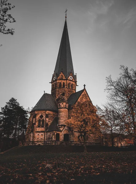 Historisk Katedral Mot Den Molniga Himlen Höstpark — Stockfoto