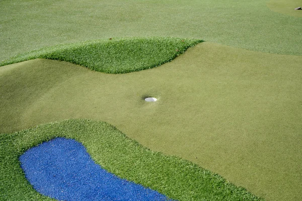 Primer Plano Pequeño Agujero Blanco Campo Golf Herboso —  Fotos de Stock