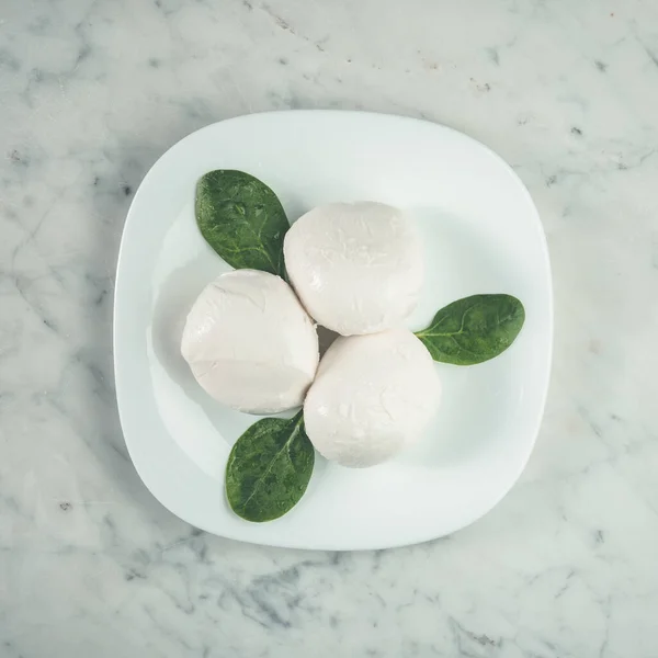 Una Vista Dall Alto Tre Palle Mozzarella Piatto Bianco — Foto Stock