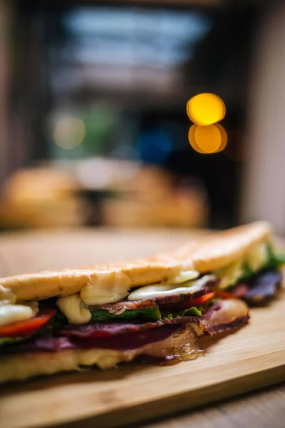 Närbild Läcker Och Fräsch Smörgås Med Salami Och Grönsaker Träskiva — Stockfoto