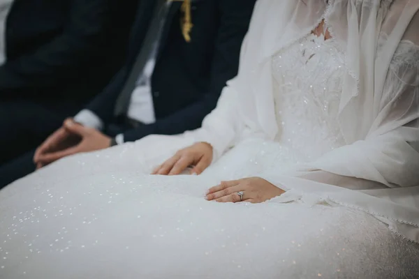 Een Close Shot Van Een Bruid Haar Luxe Traditionele Witte — Stockfoto