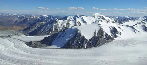 田野和被雪覆盖的小山 — 图库照片