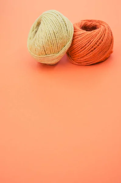 Plan Vertical Boules Fil Pour Tricoter Isolées Sur Fond Orange — Photo