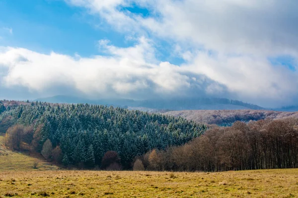 Eine Schöne Aufnahme Spätherbstlicher Landschaft Mit Wolken Über Den Bergen — Stockfoto
