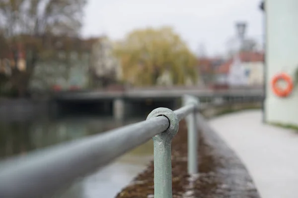 Mise Point Sélective Une Clôture Métallique Avec Une Rivière Sur — Photo