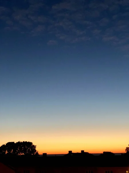 Langit Berwarna Warni Hampir Tak Berawan Atas Siluet Bangunan Kota — Stok Foto