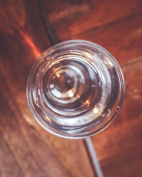 Top View Närbild Shot Glas Fylld Med Vodka Ett Träbord — Stockfoto
