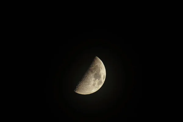 在漆黑的夜空中拍到月亮的特写 — 图库照片