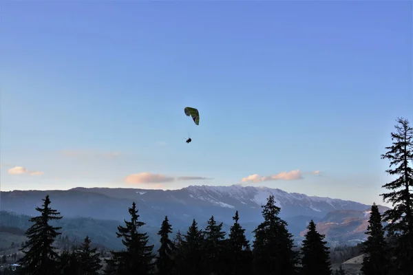 Colpo Ipnotizzante Parapendio Che Sorvola Montagne — Foto Stock