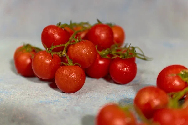 Plan Sélectif Tomates Cerises Fraîches Recouvertes Gouttes Eau — Photo