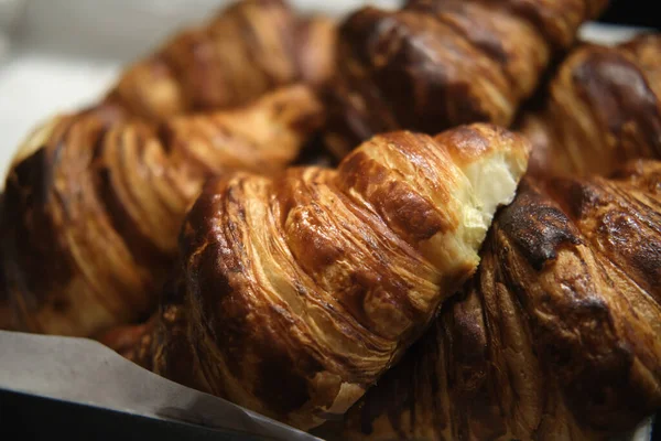 Primer Plano Deliciosos Frescos Cruasanes Sobre Fondo Borroso — Foto de Stock