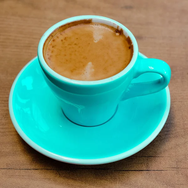 Primo Piano Una Tazza Caffè Turchese Sfondo Legno — Foto Stock