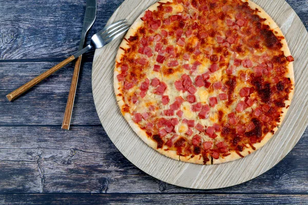 Uma Vista Superior Pizza Recém Assada Com Queijo Salsicha Picada — Fotografia de Stock