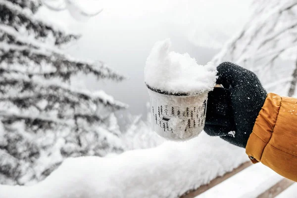 Primer Plano Una Mano Con Guantes Invierno Sosteniendo Una Taza — Foto de Stock