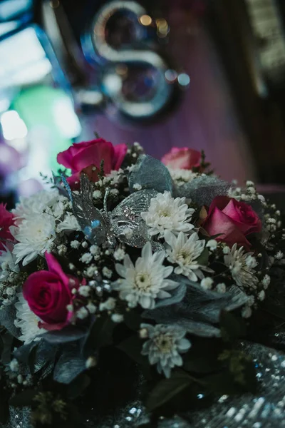 Tiro Close Buquê Belas Flores Com Decorações — Fotografia de Stock