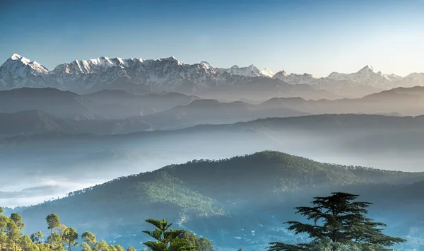 Uma Vista Paisagem Das Cadeias Montanhosas Himalaia Fundo Claro Céu — Fotografia de Stock