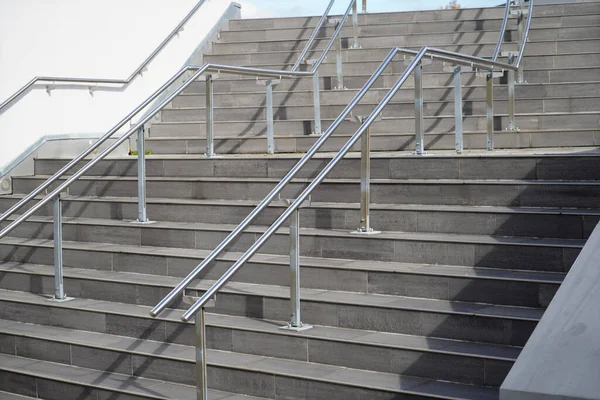 Primer Plano Escaleras Hormigón Modernas Con Barandillas Metálicas Parque —  Fotos de Stock