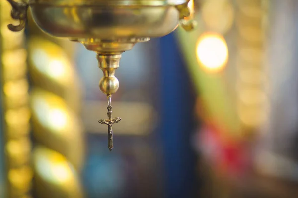 教会の金属からぶら下がっ黄金の十字架の選択的な焦点 — ストック写真