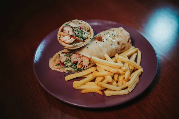 Close Deliciosa Carne Assada Embrulhada Pão Com Batatas Fritas Prato — Fotografia de Stock