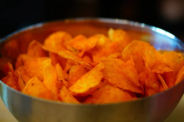 Close Batatas Fritas Com Sabor Páprica Uma Tigela Metálica — Fotografia de Stock