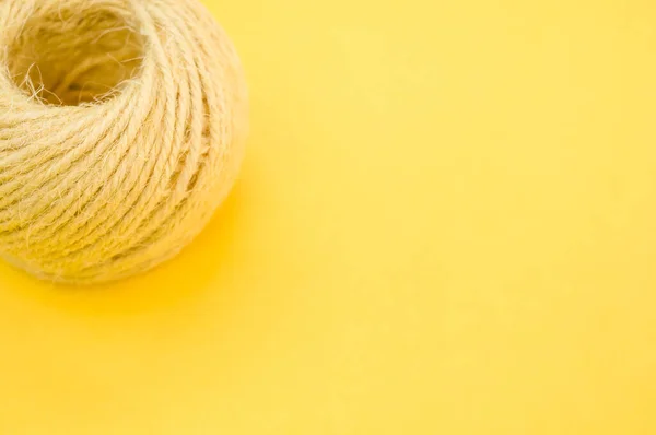 Une Boule Fil Pour Tricoter Isolée Sur Fond Jaune — Photo