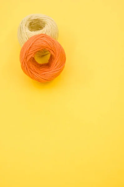 Plan Vertical Boules Fil Pour Tricoter Isolées Sur Fond Jaune — Photo