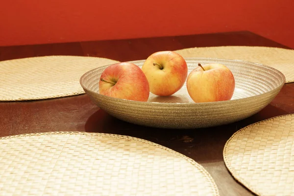 Verse Rijpe Appels Een Kom Een Houten Tafel Met Wickered — Stockfoto