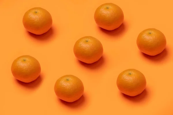 Gros Plan Mandarines Fraîches Sur Une Surface Orange — Photo