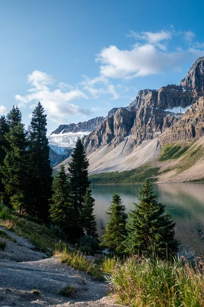 Uma Foto Hipnotizante Bow Lake Alberta Canadá — Fotografia de Stock