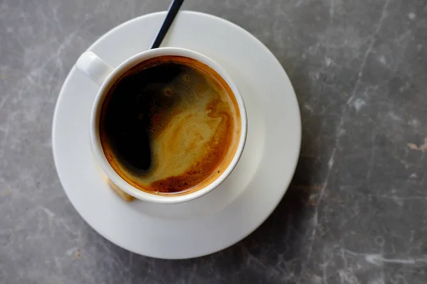 Eine Tasse Kaffee Von Oben Auf Verschwommenem Hintergrund — Stockfoto