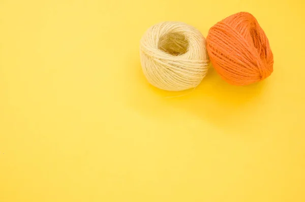 黄色背景下孤立的针织纱球 — 图库照片